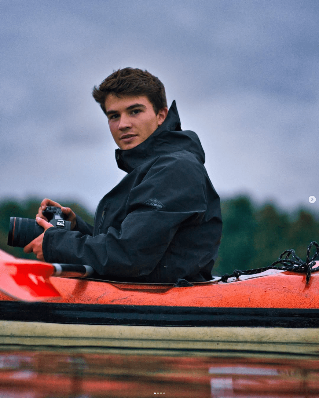 Tobias im Kajak, Kamera in der Hand